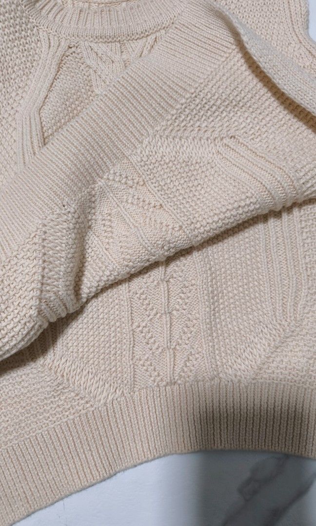 Knit vest (Category: Coats, Jackets and Outerwear) located in Cavite. Submitted by csl_corner (Listing ID 1454113400, Image 2). Description: preloved knit vest from Japan color: beige size S like new✨ with side slit cropped vest.