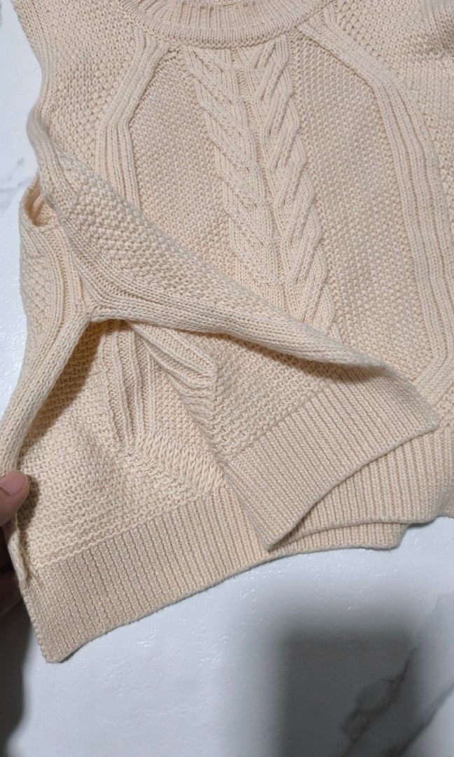 Knit vest (Category: Coats, Jackets and Outerwear) located in Cavite. Submitted by csl_corner (Listing ID 1454113400, Image 3). Description: preloved knit vest from Japan color: beige size S like new✨ with side slit cropped vest.