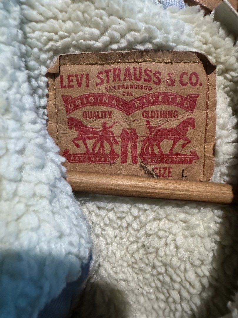 Levis Acid Wash Denim Sherpa (Category: Coats, Jackets and Outerwear) located in Baguio. Submitted by ezaussie (Listing ID 1454075298, Image 3). Description: Size L on tag Dimes 23x28.
