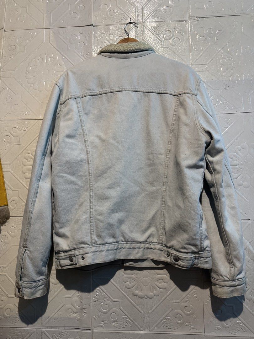 Levis Acid Wash Denim Sherpa (Category: Coats, Jackets and Outerwear) located in Baguio. Submitted by ezaussie (Listing ID 1454075298, Image 2). Description: Size L on tag Dimes 23x28.
