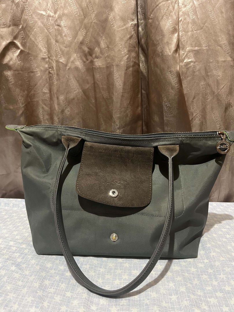 AUTHENTIC Longchamp Le Pliage Tote Bag MLH GRAPHITE (Category: Luxury Bags & Wallets) located in Cebu City. Submitted by _preloved09 (Listing ID 1454115951, Image 2). Description: AUTHENTIC LONGCHAMP Bought via pasabuy, shopewithmitchhh on IG, message me for the proof of transaction. Color: Graphite Please see the pictures for the issues. The hardware became tarnished after I sprayed alcohol on it. Helping tags: Coach, Lacoste, Longchamp, Tory Bu