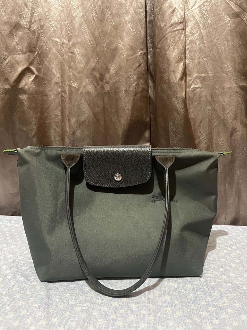 AUTHENTIC Longchamp Le Pliage Tote Bag MLH GRAPHITE (Category: Luxury Bags & Wallets) located in Cebu City. Submitted by _preloved09 (Listing ID 1454115951, Image 1). Description: AUTHENTIC LONGCHAMP Bought via pasabuy, shopewithmitchhh on IG, message me for the proof of transaction. Color: Graphite Please see the pictures for the issues. The hardware became tarnished after I sprayed alcohol on it. Helping tags: Coach, Lacoste, Longchamp, Tory Bu