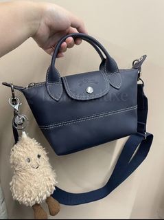 (Category: ) located in . Submitted by fashion.luxe.collection (Listing ID 1454161765, Image 1). Description: .
