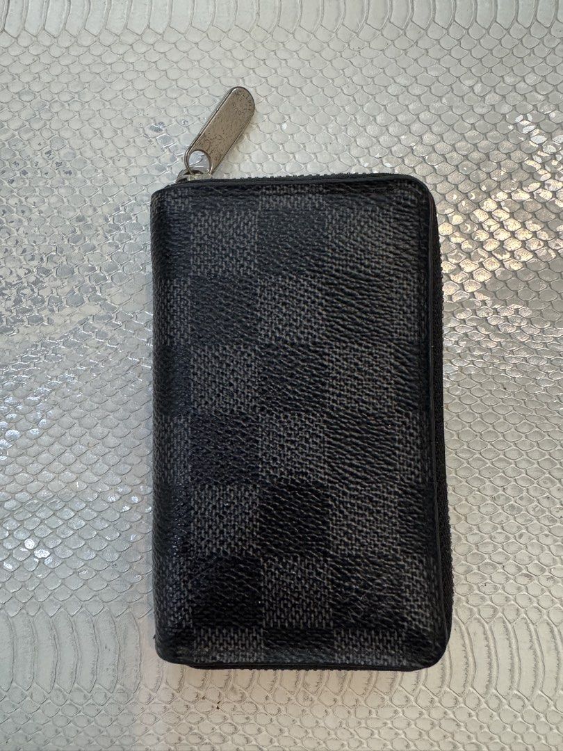Louis Vuitton Damier Graphite Zippy Purse Vertical (Category: Luxury Bags & Wallets) located in Makati City. Submitted by m_mna (Listing ID 1454018753, Image 1). Description: Height: 2.75 in Length: 4.5 in Width: 0.75 in With box.