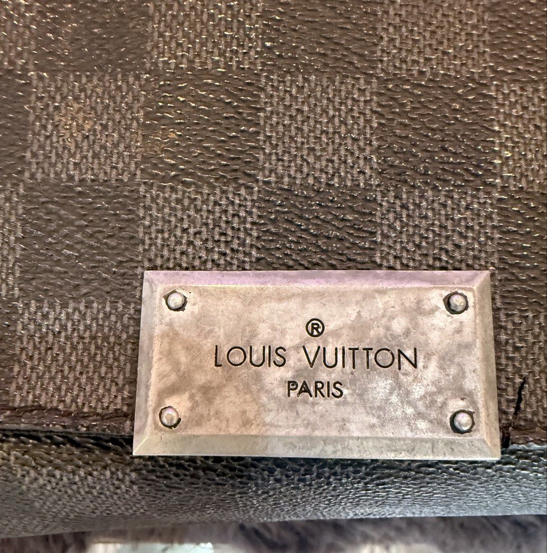 LV District Messenger (Category: Sling Bags) located in Manila. Submitted by source.selection (Listing ID 1454085161, Image 2). Description: This Louis Vuitton District Messenger bag features the iconic Damier Graphite canvas pattern..