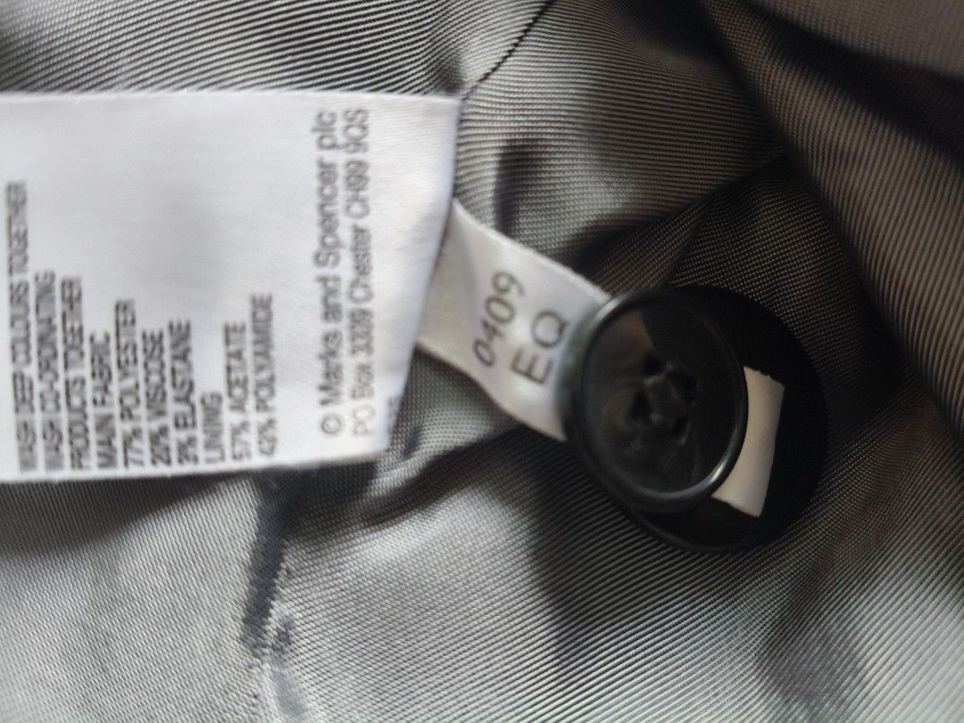MARKS & SPENCER set （分類：外套及戶外衣服）位於 Hong Kong。 由 chocolatecoffee 提交（商品編號 1454064708，圖片 8）。簡介： Cutoff/ Torn Label。