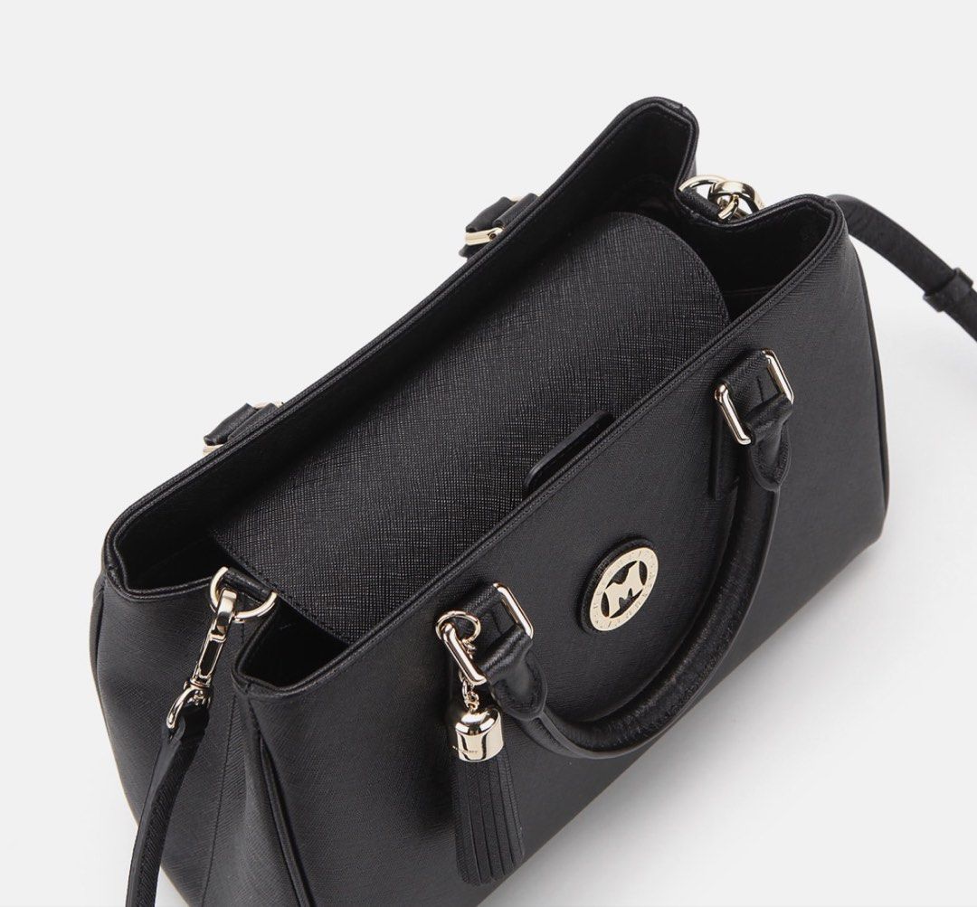 Metro City ( 2way) Shoulder tote bag (Category: Shoulder Bags) located in Manila. Submitted by kgdecluttercloset (Listing ID 1454089104, Image 3). Description: .