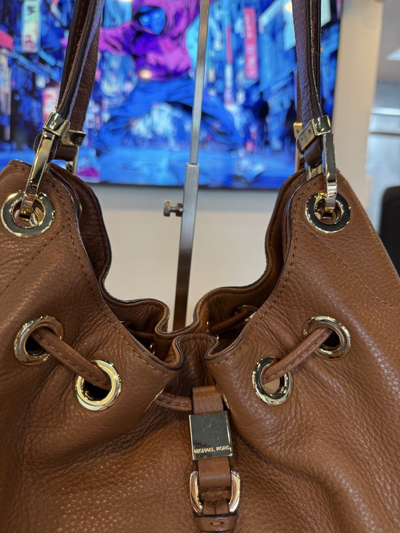 Michael Kors (Category: Shoulder Bags) located in Manila. Submitted by source.selection (Listing ID 1454093894, Image 3). Description: .