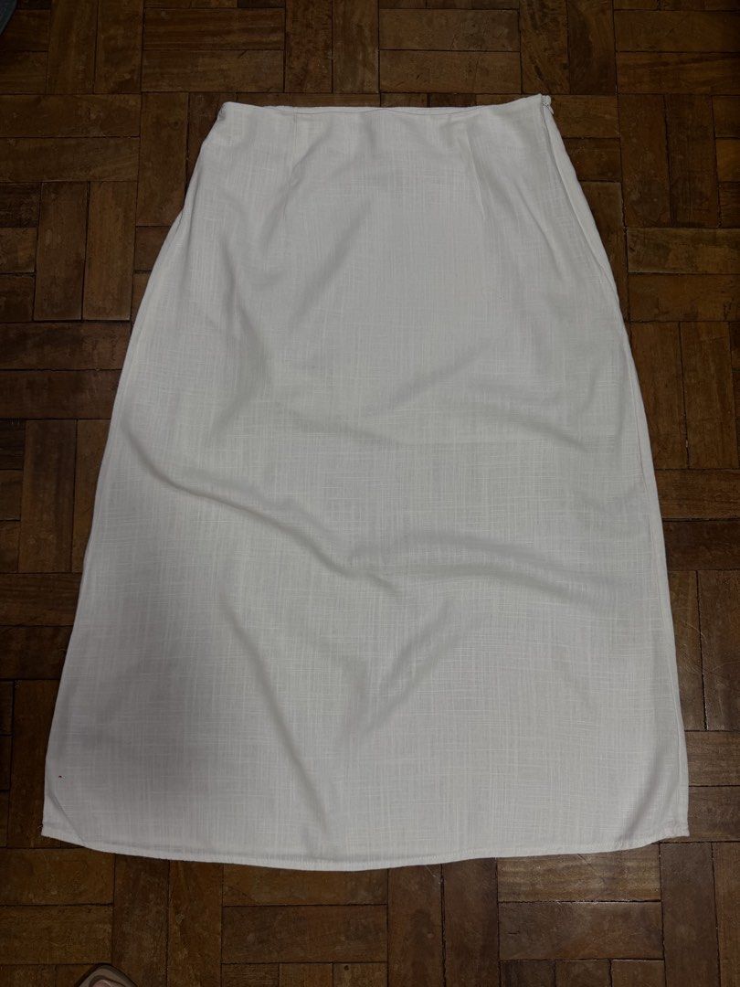 Midi linen skirt (Category: Skirts) located in Davao. Submitted by declutter29731 (Listing ID 1454112578, Image 1). Description: 28 waist 29 length.