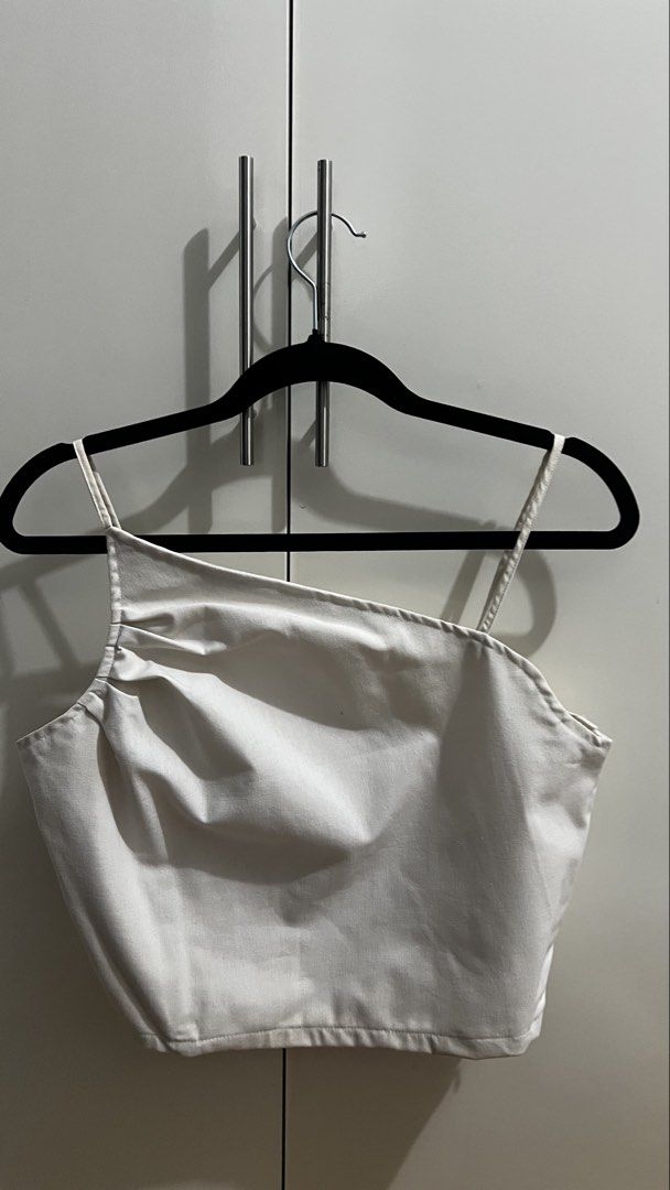 Miuthelabel - Amalfi Top in White (Category: Sleeveless) located in San Fernando. Submitted by khyyyy_ (Listing ID 1454157173, Image 2). Description: - Amalfi top in White but a bit off white on actual - Used once only - RFS: Decluttering *Photo credits from Miuthelabel on ig.