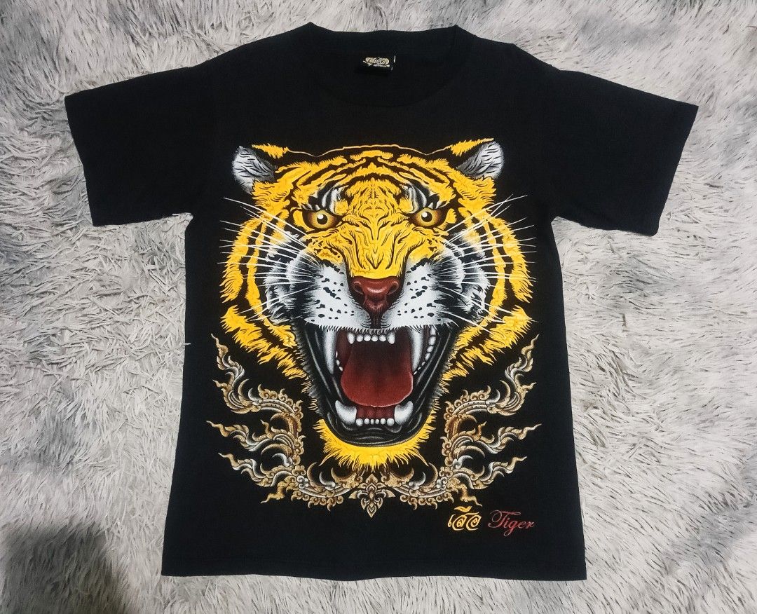 MY DREAM THAILAND TIGER FACE BLACK TEE (Category: Tshirts & Polo Shirts ) located in Davao. Submitted by nevar07 (Listing ID 1454107764, Image 1). Description: SIZE: MEDIUM DIMENSION: W18.5 X L26 DESIGN : Embossed or raised tiger graphic with detailed Thai-style ornamental patterns FABRIC: COTTON COLOR RATE: 9.5/10 READY TO WEAR NO ISSUE DM TO PURCHASE 📥 𝐑𝐄𝐌𝐈𝐍𝐃𝐄𝐑: •𝐂𝐨𝐥𝐨𝐫 𝐦𝐚𝐲 𝐯𝐚𝐫𝐲 𝐝𝐮𝐞 𝐨𝐟 𝐭𝐡𝐞 𝐥𝐢𝐠𝐡𝐭𝐢𝐧𝐢𝐧𝐠 •𝐀𝐥�