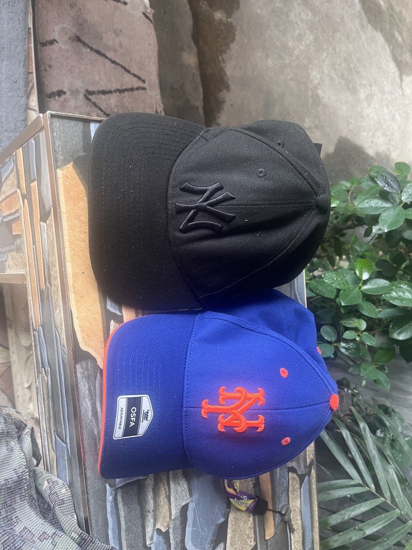 New York Yankees Black Baseball Cap (Category: Caps & Hats) located in Echague. Submitted by sid_27 (Listing ID 1454154349, Image 2). Description: - Classic black New York Yankees cap - Iconic black NY logo embroidered on the front - Simple and clean design - Ideal for everyday wear or streetwear looks - Adjustable strap at the back for a comfortable fit - Essential for Yankees fans.