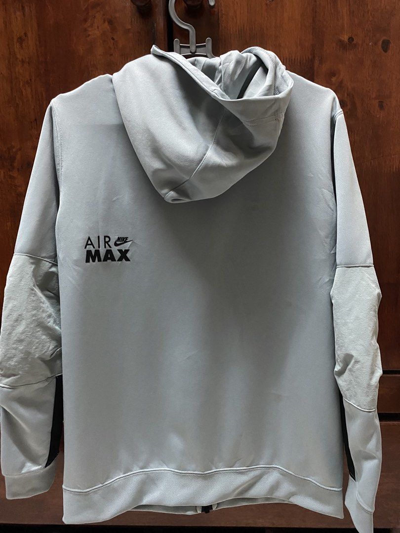 Nike (Category: Coats, Jackets and Outerwear) located in Subang Jaya. Submitted by afikram05 (Listing ID 1454008564, Image 3). Description: - Beige canvas tote bag - Durable and sturdy material - Spacious main compartment - Includes an inner pocket for organization - Versatile for daily use.