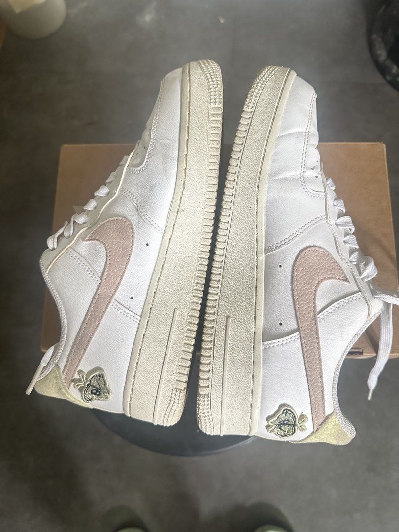 Nike Air Force 1 White Pink Swoosh (Category: Sneakers) located in Paranaque City. Submitted by macc07 (Listing ID 1454062255, Image 2). Description: - Classic White Nike Air Force 1s - Features a distinct pink swoosh on the side - Soles and laces show slight signs of yellowing - Includes a small graphic detail on the inside sole - Perfect for everyday casual wear Bought in the usa. 2x used only .