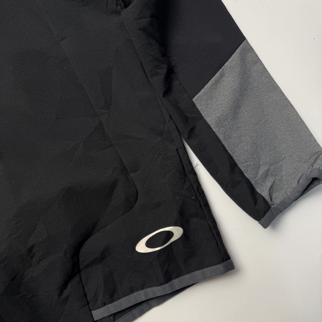 Oakley Jacket (Category: Coats, Jackets and Outerwear) located in Quezon City. Submitted by beastmnl (Listing ID 1454103168, Image 3). Description: Dimension 22.5 width 29 length .