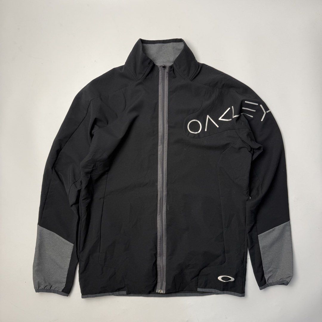 Oakley Jacket (Category: Coats, Jackets and Outerwear) located in Quezon City. Submitted by beastmnl (Listing ID 1454103168, Image 1). Description: Dimension 22.5 width 29 length .
