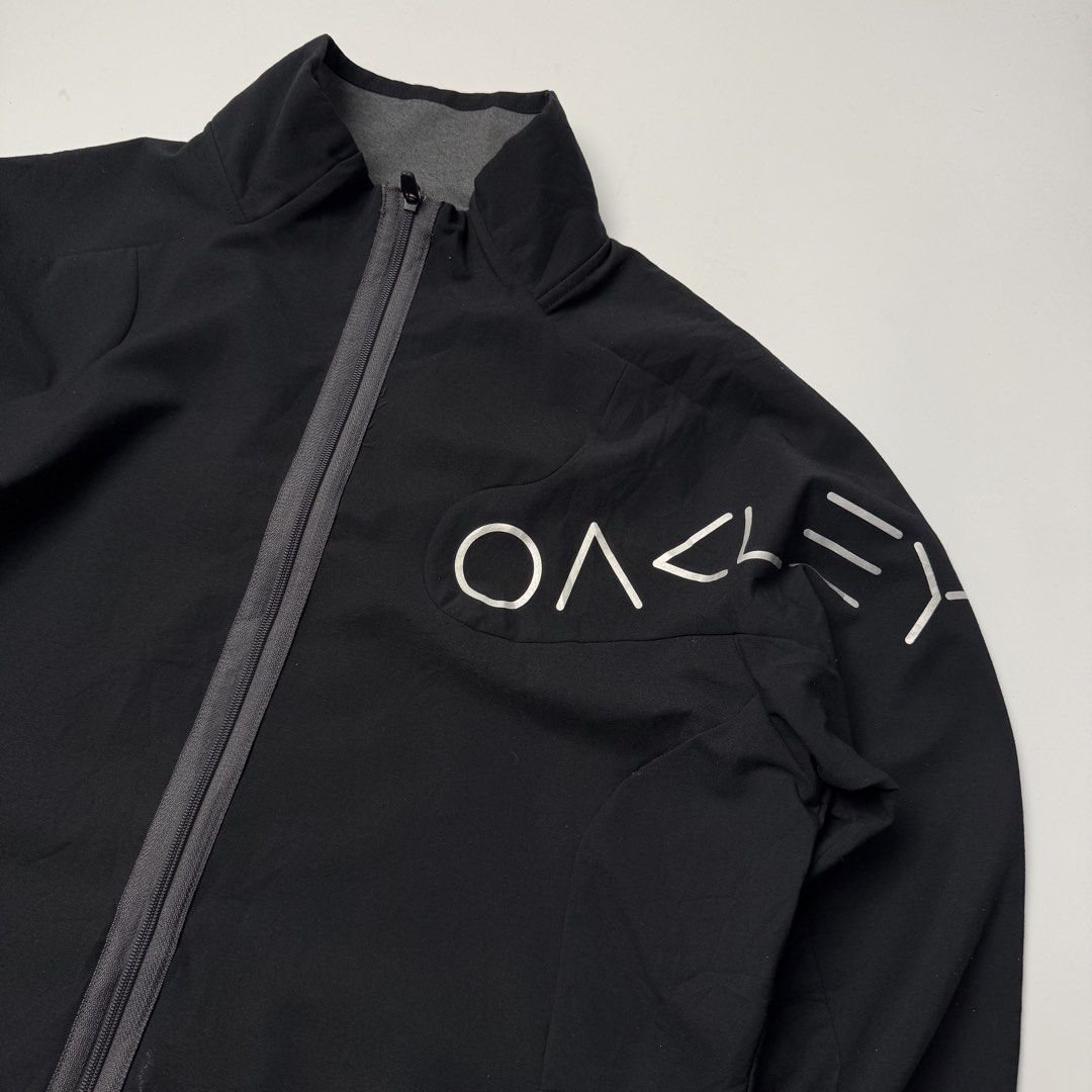 Oakley Jacket (Category: Coats, Jackets and Outerwear) located in Quezon City. Submitted by beastmnl (Listing ID 1454103168, Image 2). Description: Dimension 22.5 width 29 length .