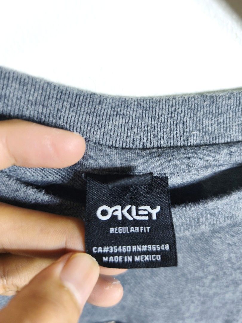 Oakley Tee (Category: Tshirts & Polo Shirts ) located in Paranaque City. Submitted by pickersform (Listing ID 1454113346, Image 3). Description: Oakley Tee size small fits Medium width: 20 / length: 28 - Features Oakley embroidered logo with camouflage fill cut washtag only still 100% authentic .