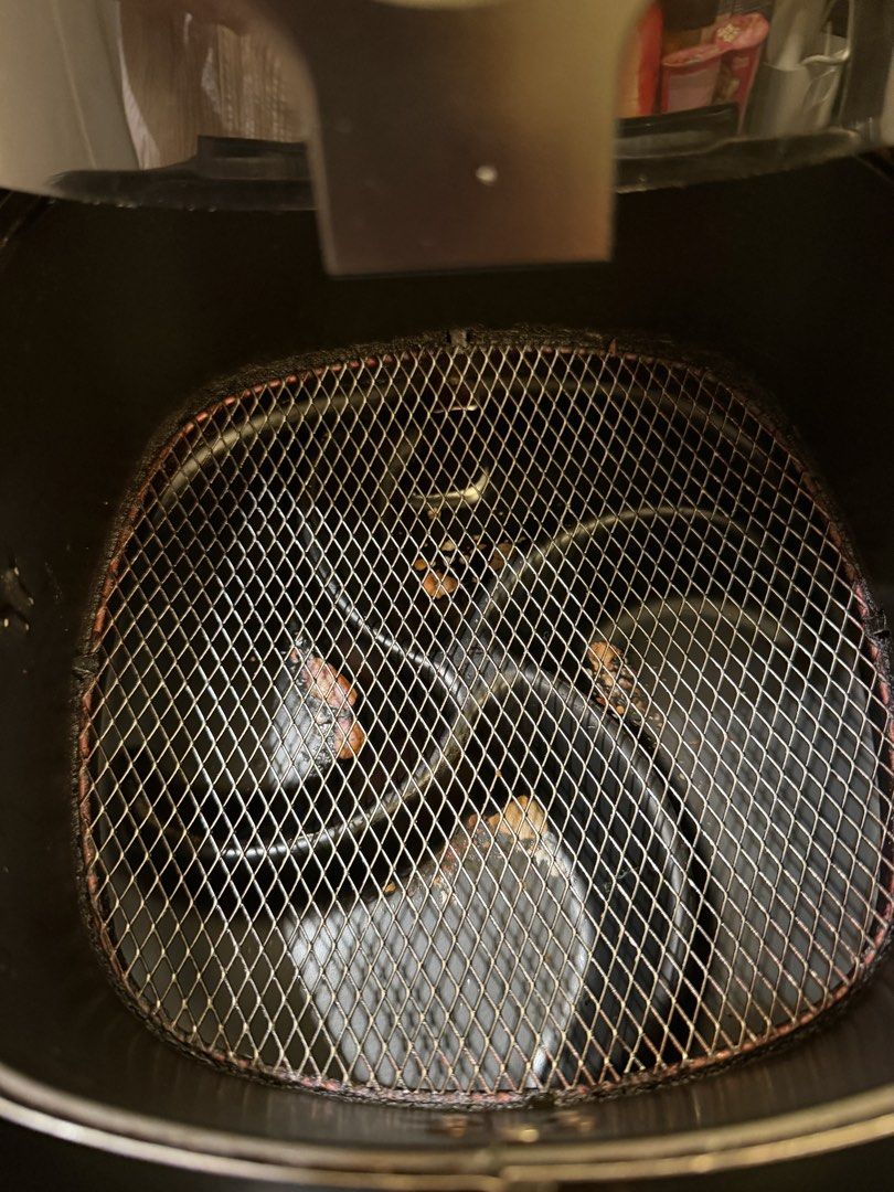 Philips Air Fryer (Category: Fryers) located in Makati City. Submitted by juju_08 (Listing ID 1454092959, Image 2). Description: - Philips Air Fryer for sale - Perfect for cooking fries, chicken, spring rolls, and more! - Features easy-to-use temperature and timer controls - Removable basket for hassle-free cleaning - In excellent working condition.