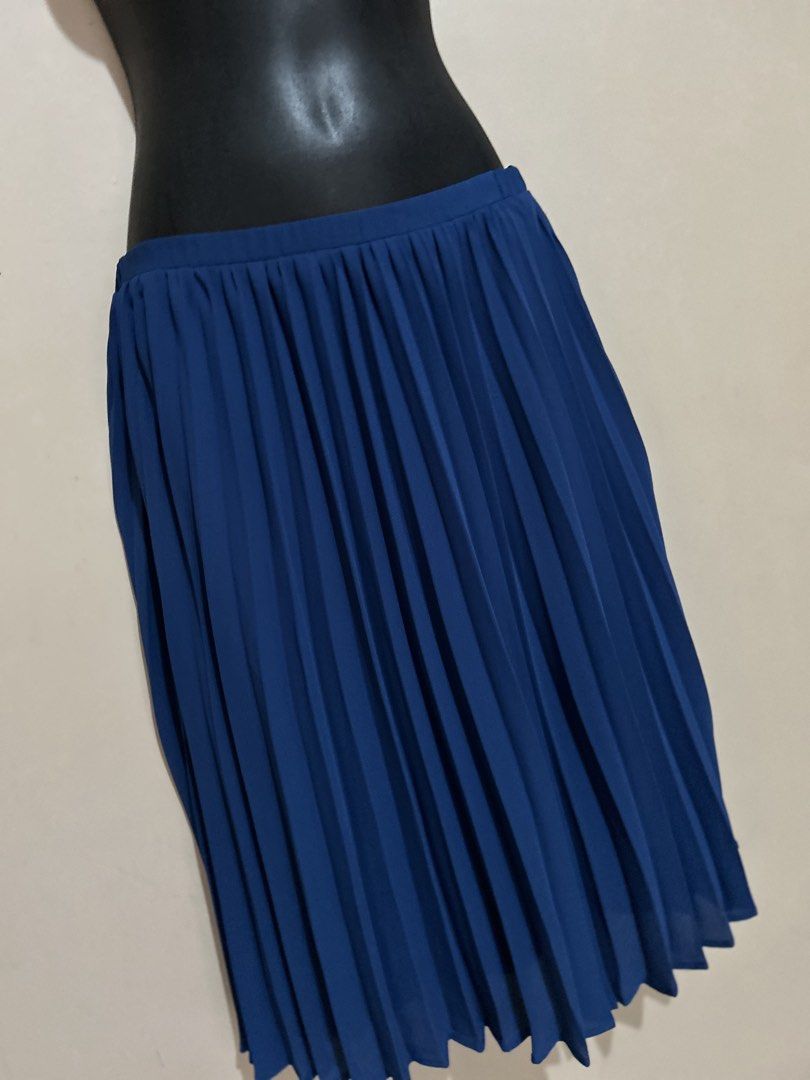 Pleated Mini skirt (Category: Skirts) located in Baliuag. Submitted by declutterbynadz (Listing ID 1454061910, Image 2). Description: Style: Casual accordion pleated skirt. Material: Lightweight polyester or similar woven fabric. Details: Often fully lined with an elastic waist for an adjustable fit..