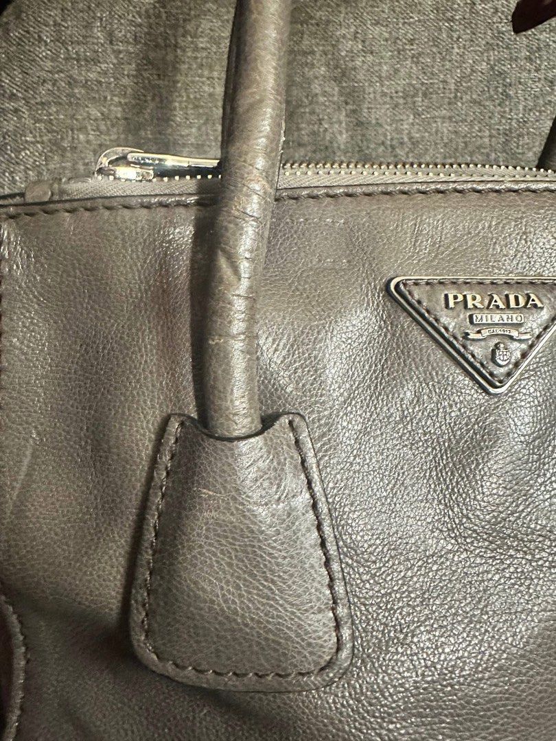 PRADA TWIN POCKET TOTE (Category: Luxury Bags & Wallets) located in Cavite. Submitted by lujoylasjoyas (Listing ID 1454161636, Image 3). Description: Free SF.