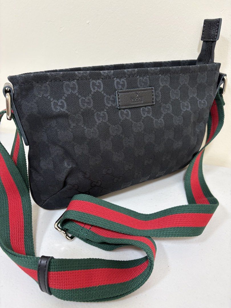 Prelove guccinggg sling (Category: Luxury Bags & Wallets) located in Los Banos. Submitted by ditasbautista2329 (Listing ID 1454184131, Image 2). Description: 📌Sling bag 📌Super kapal ng canvas nito 📌Super Makapal din ang strap 📌Napakagaan at maalwan gamitin 📌Bulky pa loob nya! .