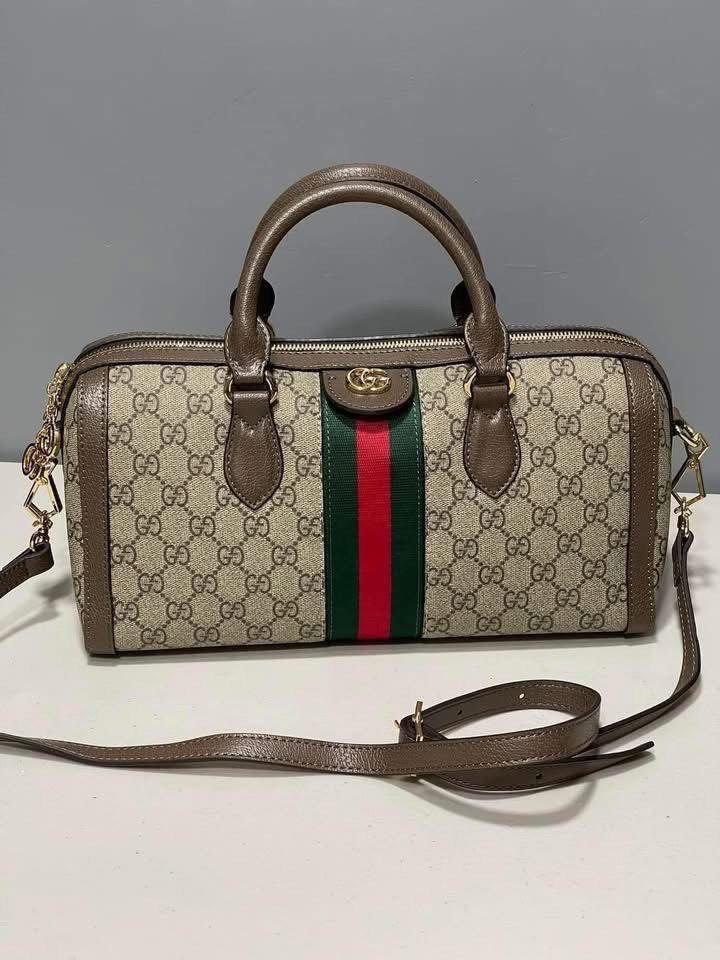 Preloved boston 2way bag (Category: Luxury Bags & Wallets) located in Los Banos. Submitted by ditasbautista2329 (Listing ID 1454184202, Image 2). Description: 📌boston 2 way bag 📌30-32cm 📌pvc laminated leather 📌good as new 📌actual pictures posted.