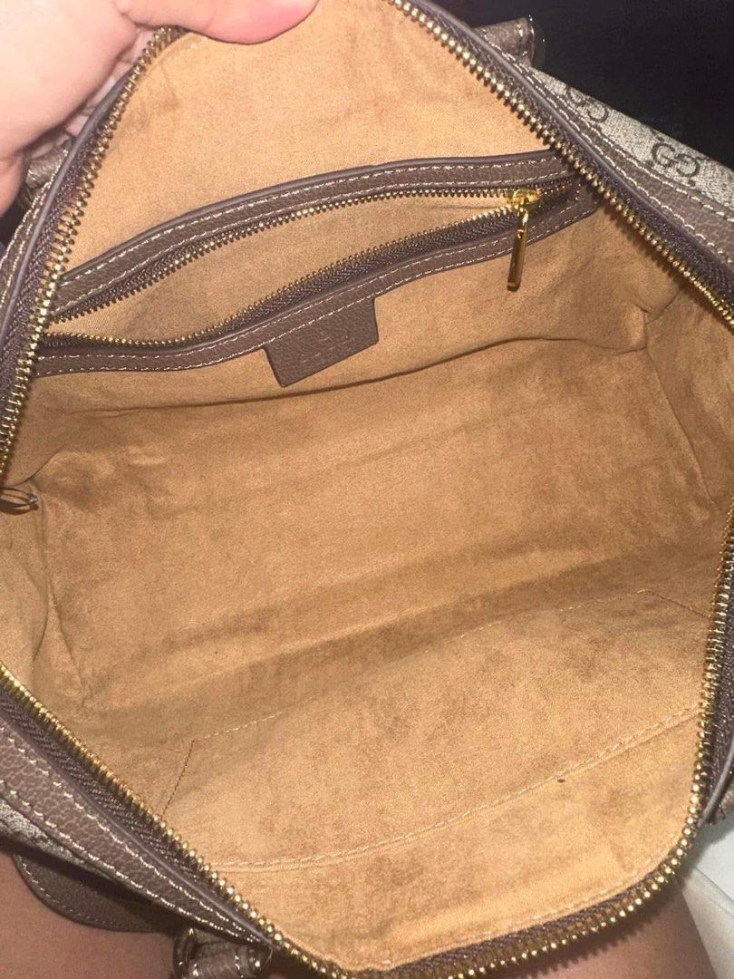 Preloved boston 2way bag (Category: Luxury Bags & Wallets) located in Los Banos. Submitted by ditasbautista2329 (Listing ID 1454184202, Image 3). Description: 📌boston 2 way bag 📌30-32cm 📌pvc laminated leather 📌good as new 📌actual pictures posted.