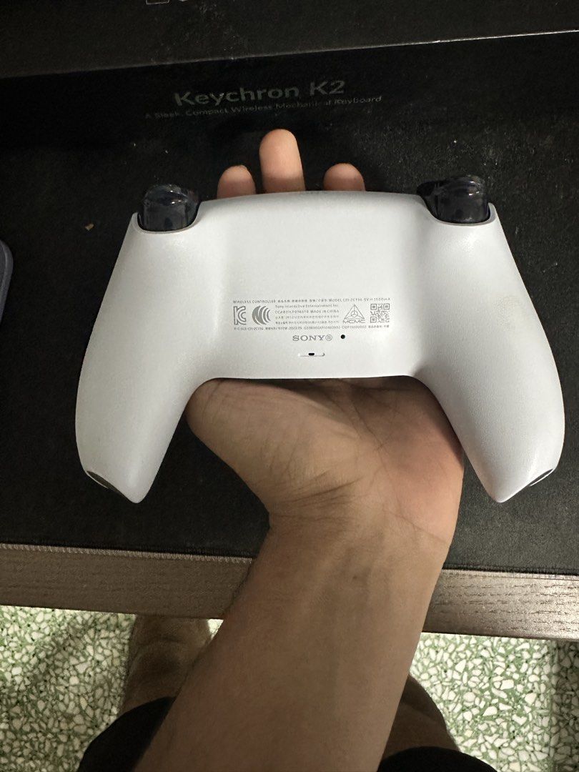 Ps 5 Controller (Category: Controllers) located in Singapore. Submitted by yksellsstuff (Listing ID 1454023649, Image 2). Description: - White PlayStation 5 DualSense Controller - Official Sony product - Compatible with PS5 consoles - In good, pre-owned condition - Ready for immediate use Condition : 10/10 No stick drift issues All functional Joystick from the original console Selling because I’m planning to move and wanna buy camo controller.