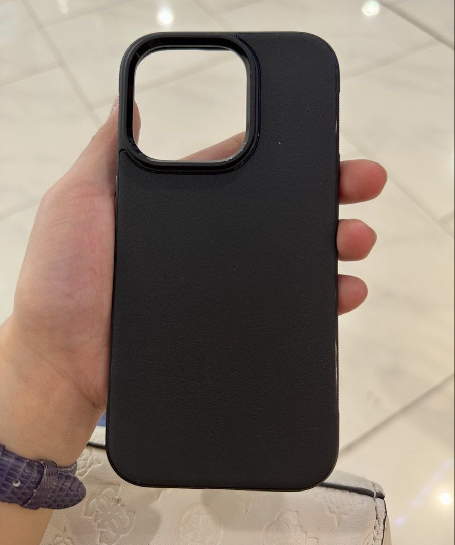 Ringke iPhone 14 Pro Onyx Black Case (Category: Cases & Sleeves) located in Manila. Submitted by prelovedby.fel (Listing ID 1454043374, Image 2). Description: bought for 1k hence the price but slightly negotiable in very good condition & quality used 2-3 times only rfs: decluttering .