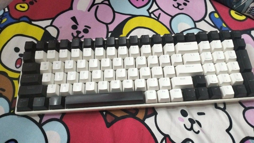 Royal Kludge mechanical Keyboard (Category: Computer Keyboard) located in Cardona. Submitted by zaynes_icejasminetea (Listing ID 1454067035, Image 1). Description: - Royal Kludge mechanical Keyboard - With dongle - rechargeable thru USB-C - Still working and no issues - Used but not abvsed - Nakatambak lang, may bagong keyboard na ako .