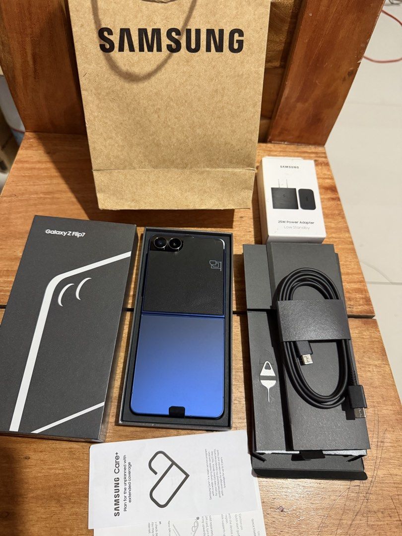 Samsung Flip 7 (Category: Samsung) located in Rizal. Submitted by yjheyn (Listing ID 1454168976, Image 2). Description: selling samsung z flip 7..no issue at all..complete..with free samsung brick..12gb/256gb..ntc openline...
