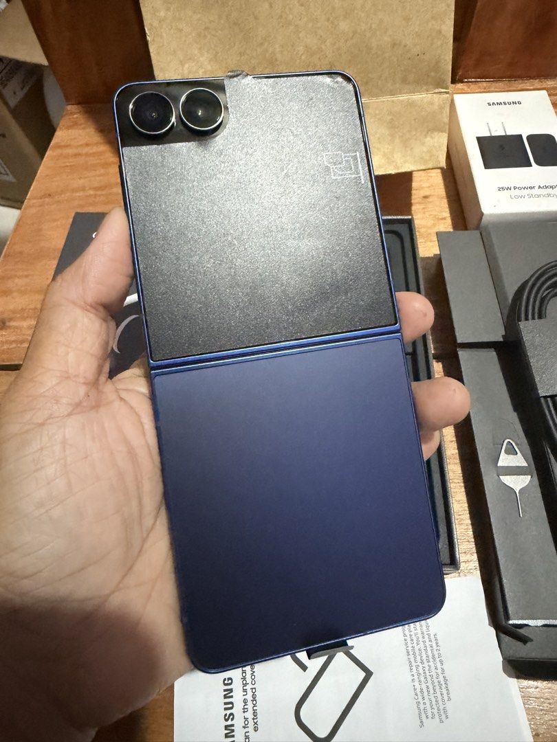 Samsung Flip 7 (Category: Samsung) located in Rizal. Submitted by yjheyn (Listing ID 1454168976, Image 3). Description: selling samsung z flip 7..no issue at all..complete..with free samsung brick..12gb/256gb..ntc openline...