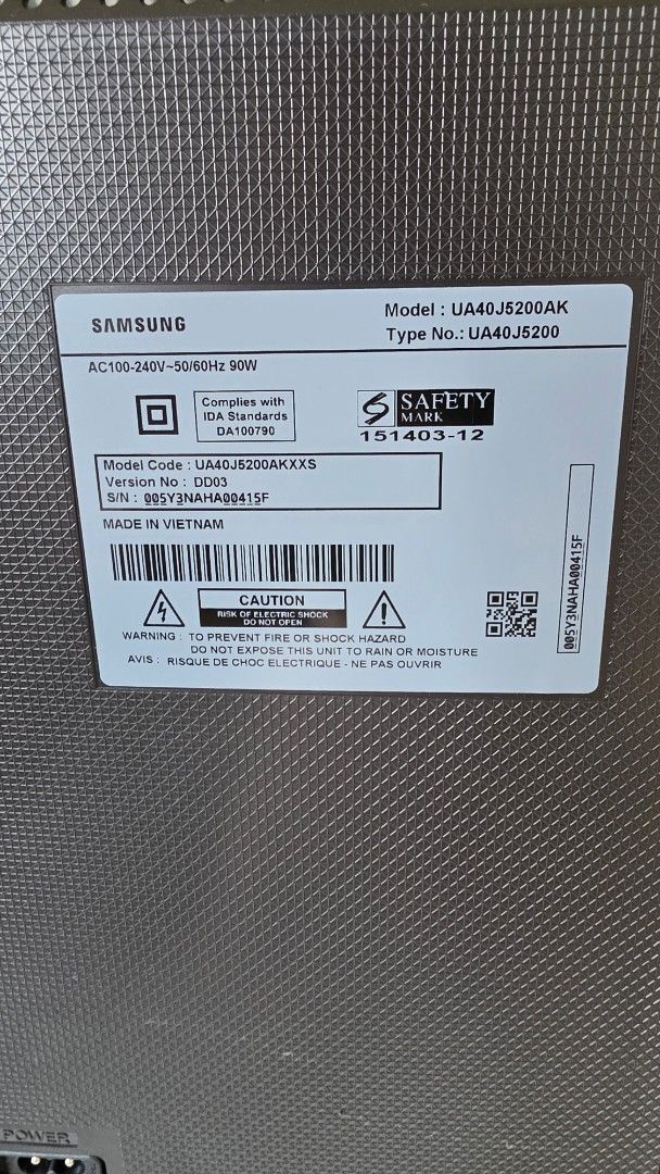 Samsung Smart TV (Category: TV) located in Singapore. Submitted by henghengfaith (Listing ID 1454051663, Image 1). Description: Device InformationModel Code: UA40J5200AKXXSModel Series: Samsung J5200 Series (released around 2015–2017).Screen Size: 40 inches (indicated by the "40" in the model code).Serial Number: 005Y3NAHA00415FCore Technical SpecificationsResolution: Full HD (1920 x 1080 pixels).Display Technology: Flat LED backlight display.Pow