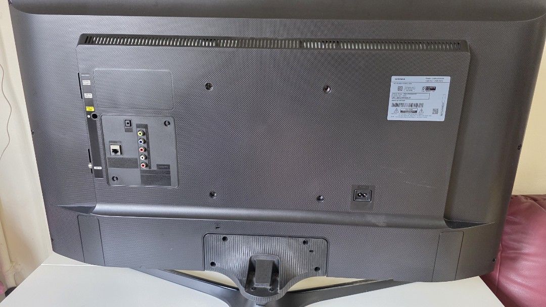 Samsung Smart TV (Category: TV) located in Singapore. Submitted by henghengfaith (Listing ID 1454051663, Image 2). Description: Device InformationModel Code: UA40J5200AKXXSModel Series: Samsung J5200 Series (released around 2015–2017).Screen Size: 40 inches (indicated by the "40" in the model code).Serial Number: 005Y3NAHA00415FCore Technical SpecificationsResolution: Full HD (1920 x 1080 pixels).Display Technology: Flat LED backlight display.Pow