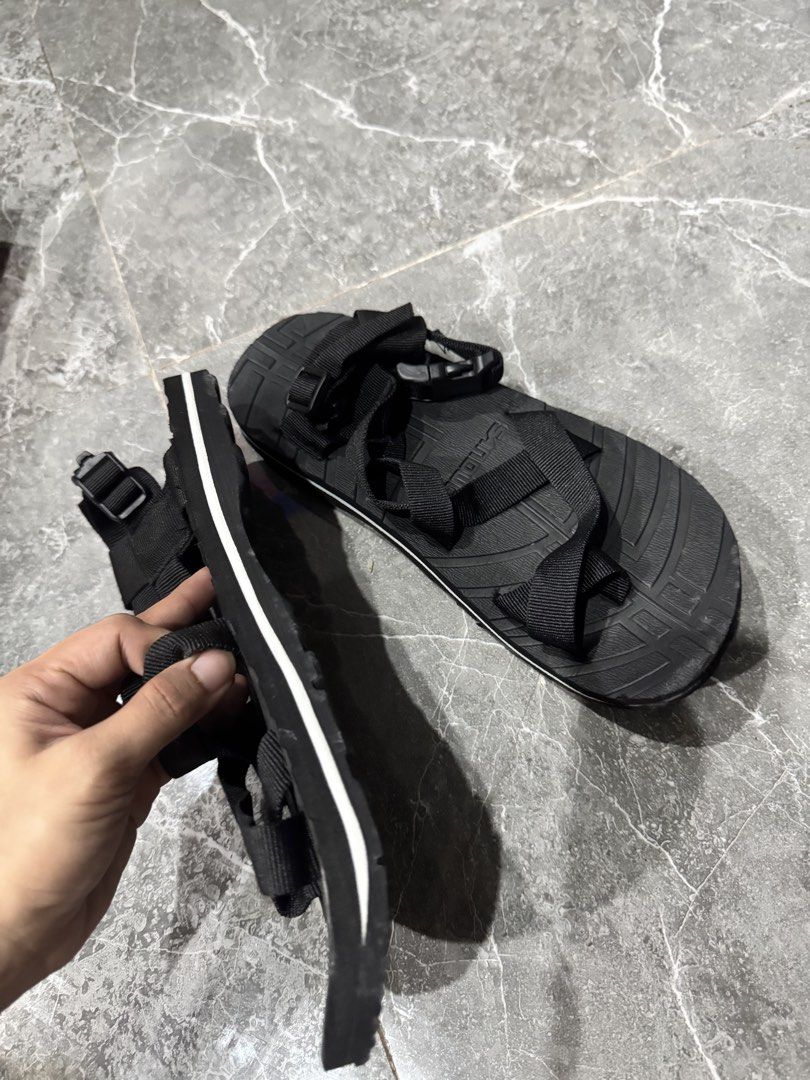 Sandugo Hiking Sandals (Category: Slippers and slides) located in Valenzuela. Submitted by aikeeee (Listing ID 1454059877, Image 2). Description: - Used once - With box - No flaws and issues (well taken care of) RFS: Need to declutter MOP: Gcash or Bank Transfer Can do lalamove or grab (buyer will shoulder the delivery fee).
