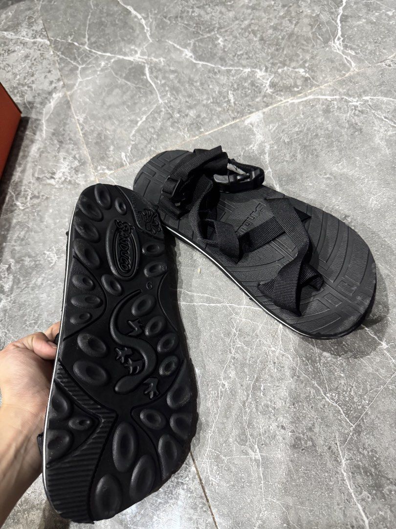 Sandugo Hiking Sandals (Category: Slippers and slides) located in Valenzuela. Submitted by aikeeee (Listing ID 1454059877, Image 3). Description: - Used once - With box - No flaws and issues (well taken care of) RFS: Need to declutter MOP: Gcash or Bank Transfer Can do lalamove or grab (buyer will shoulder the delivery fee).