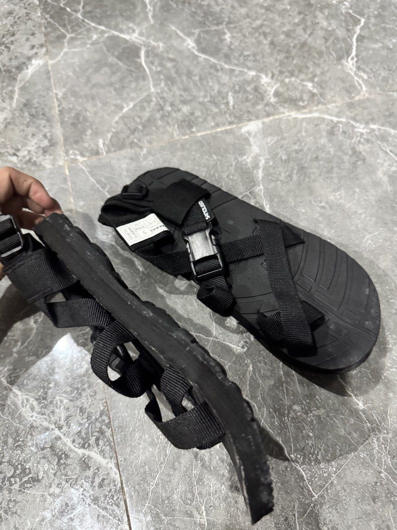 Sandugo Hiking Sandals (Category: Slippers and slides) located in Valenzuela. Submitted by aikeeee (Listing ID 1454060049, Image 2). Description: - Used once - With box - No flaws and issues (well taken care of) RFS: Need to declutter MOP: Gcash or Bank Transfer Can do lalamove or grab (buyer will shoulder the delivery fee).