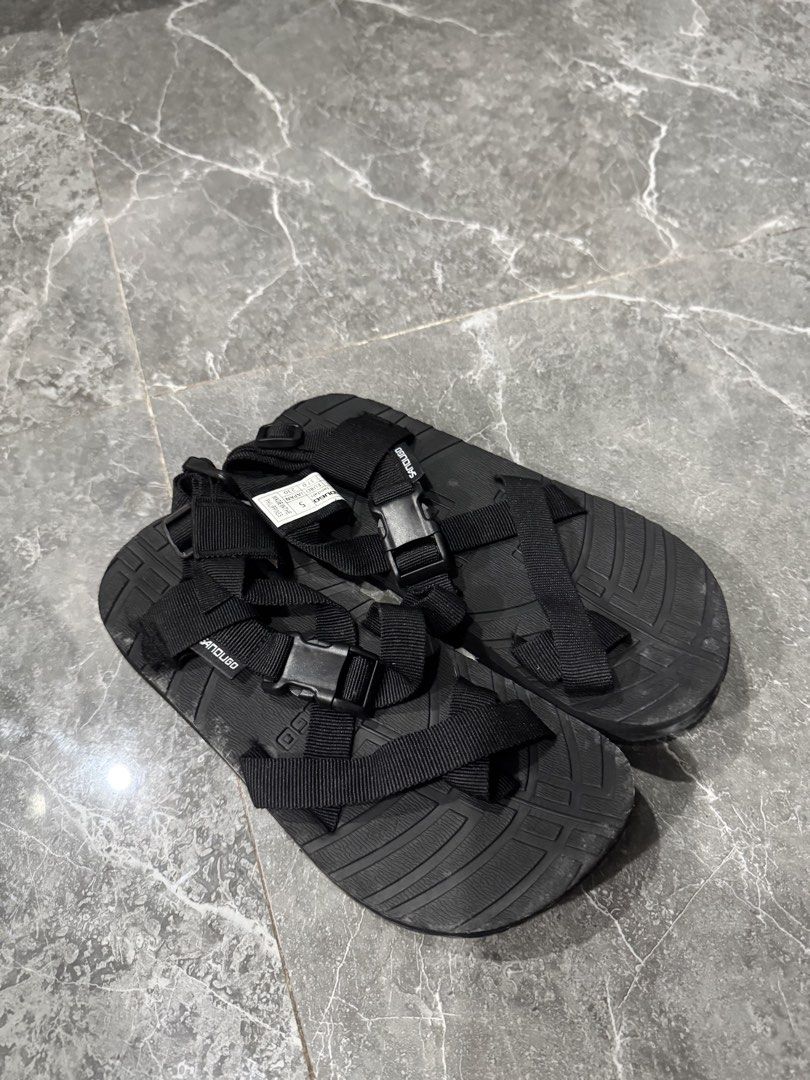 Sandugo Hiking Sandals (Category: Slippers and slides) located in Valenzuela. Submitted by aikeeee (Listing ID 1454060049, Image 1). Description: - Used once - With box - No flaws and issues (well taken care of) RFS: Need to declutter MOP: Gcash or Bank Transfer Can do lalamove or grab (buyer will shoulder the delivery fee).