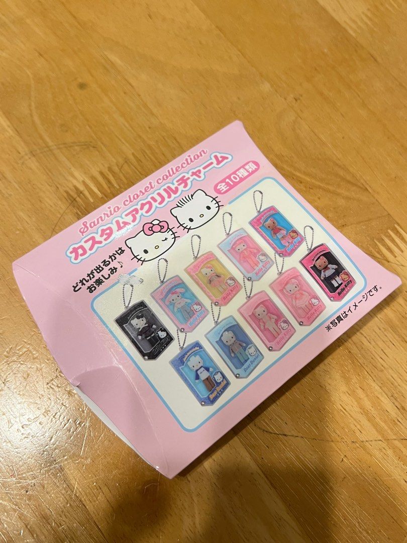 Sanrio Closet Collection Dear Daniel 掛飾 （分類：動漫角色周邊）位於 Hong Kong。 由 ilikeshoppingshopping 提交（商品編號 1454167271，圖片 3）。簡介： 係Sanrio Closet Collection嘅Dear Daniel亞加力掛飾。盒仔裝住，好可愛。可以掛喺袋度或者鎖匙度。一套有10款，呢款係Dear Daniel。 $30 ， 已拆包裝，開盒確認款式，冇用過。