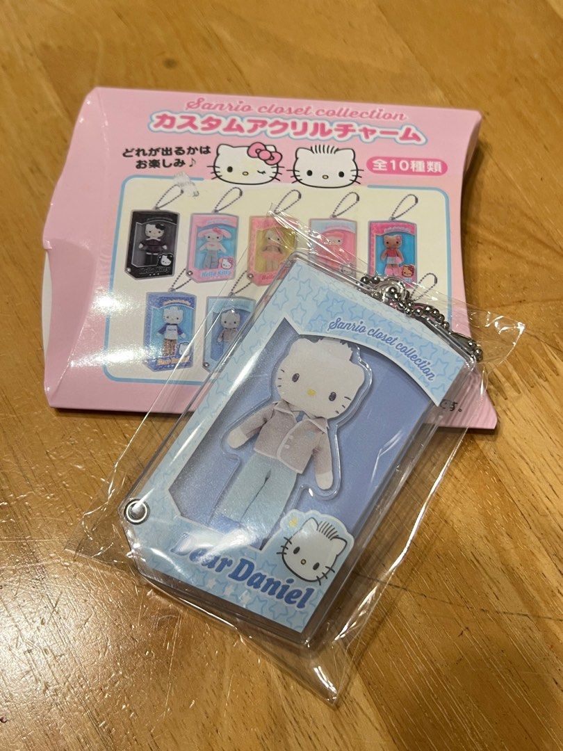 Sanrio Closet Collection Dear Daniel 掛飾 （分類：動漫角色周邊）位於 Hong Kong。 由 ilikeshoppingshopping 提交（商品編號 1454167271，圖片 2）。簡介： 係Sanrio Closet Collection嘅Dear Daniel亞加力掛飾。盒仔裝住，好可愛。可以掛喺袋度或者鎖匙度。一套有10款，呢款係Dear Daniel。 $30 ， 已拆包裝，開盒確認款式，冇用過。