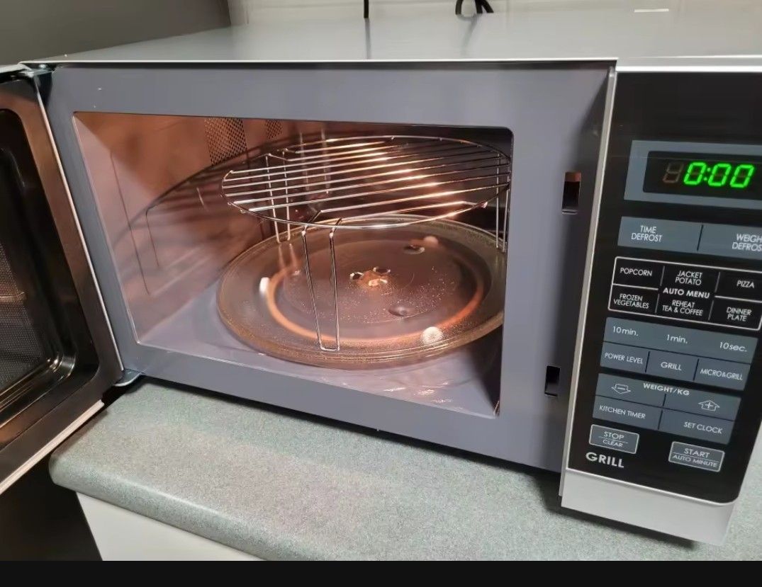 Sharp Microwave with Grill Function (Category: Ovens & Toasters) located in Singapore. Submitted by docsing123 (Listing ID 1454071985, Image 3). Description: - Sharp Microwave - Grill Function Included Very good condition. Selling as we got a inbuilt one. Self collect Redhill 158744.