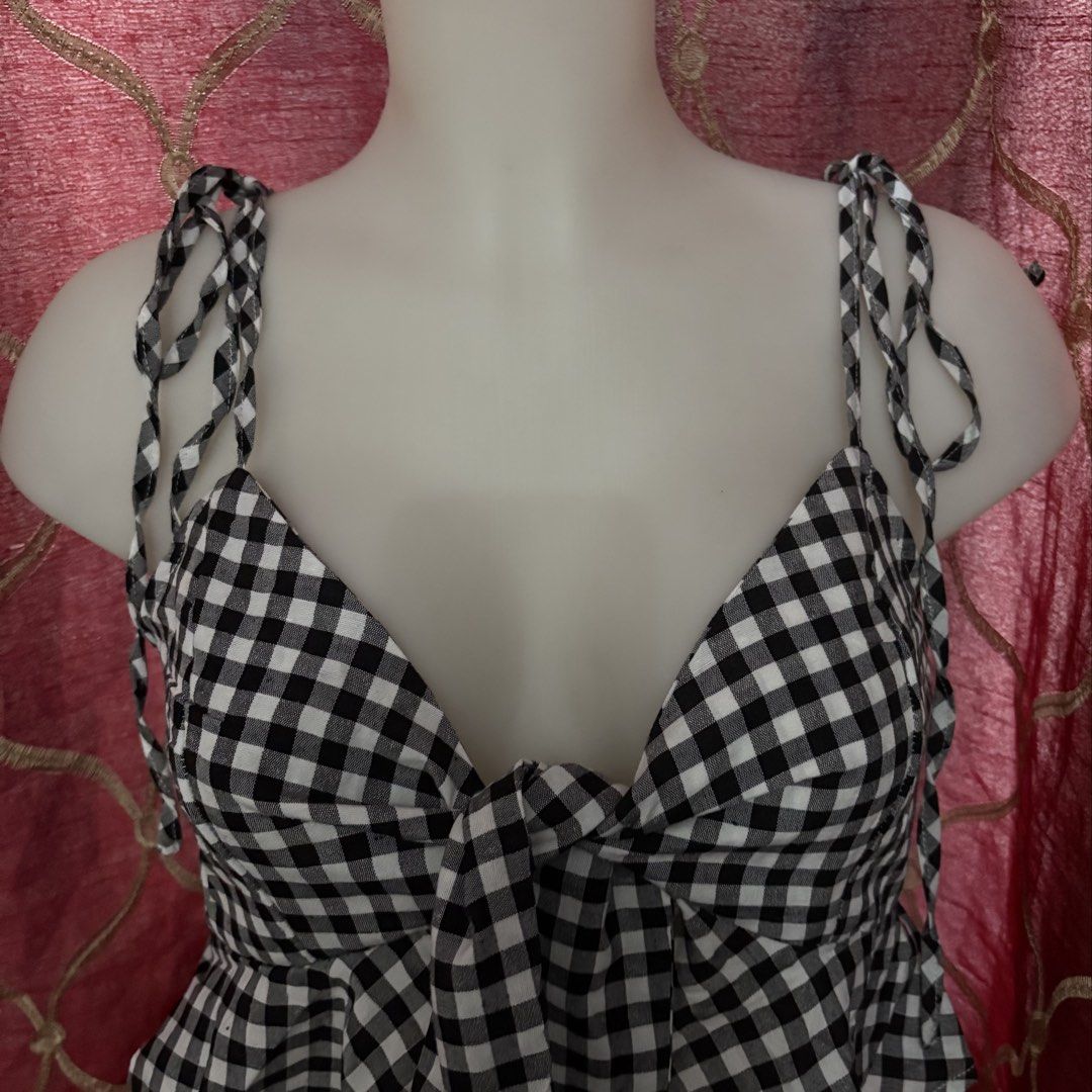 SHEIN Gingham Tie Front Crop Top (Category: Sleeveless) located in Manila. Submitted by weya_ (Listing ID 1454095287, Image 3). Description: .