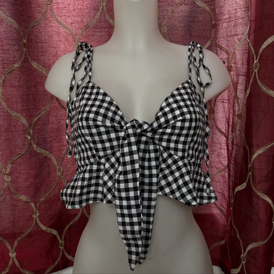 SHEIN Gingham Tie Front Crop Top (Category: Sleeveless) located in Manila. Submitted by weya_ (Listing ID 1454095287, Image 1). Description: .