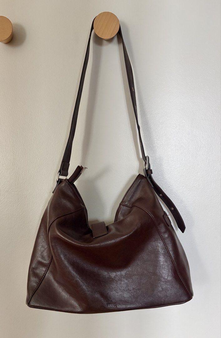 SQUARELINE Dark Brown Synthetic Leather Shoulder Bag (Category: Shoulder Bags) located in Pasig City. Submitted by riikawa (Listing ID 1454043350, Image 3). Description: Korean brand: SquareLine Material: Synthetic Leather Color: Dark Brown W: 35.5cm , H: 25cm, D: 10cm - Secure buckle closure at the front - Adjustable strap Original Price: 3,700 .