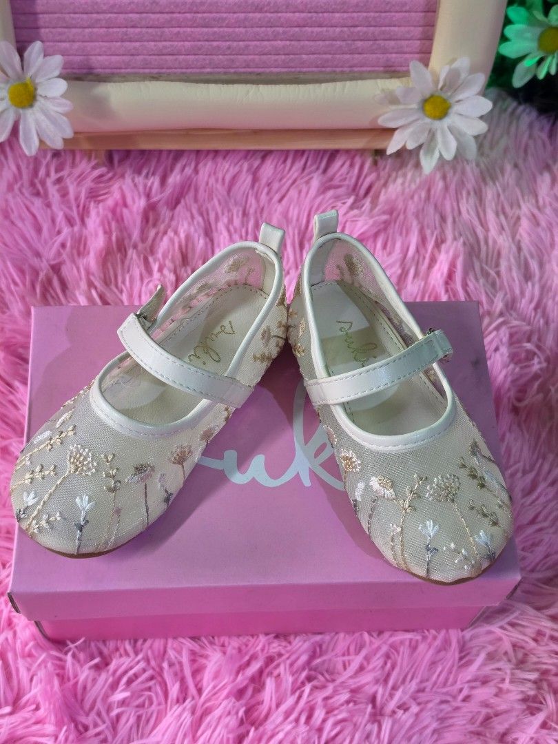 Suki Embroidered Floral Shoes (Category: Babies & Kids Fashion) located in Mandaluyong City. Submitted by hellokrissel (Listing ID 1454077173, Image 2). Description: Embroidered Floral Shoes 🌼 Like new – used only 2x for a short time. 🌼 Super pretty and perfect for birthdays, weddings, christenings, or special occasions. 🌼 Comes with original box. 🌼 Size: 22 📍 Location: Mandaluyong.