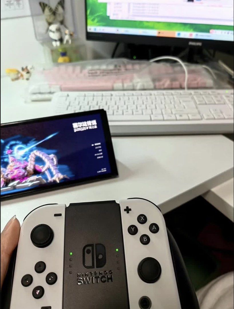 Switch OLED (Category: Nintendo) located in Singapore. Submitted by sggamehub-ty. (Listing ID 1454165783, Image 2). Description: 🎮 Nintendo Switch OLED White * 99新，品质有保障 * 配件齐全，即买即玩 * 预计 8-12 个工作日到货。 * 支持新加坡面交.