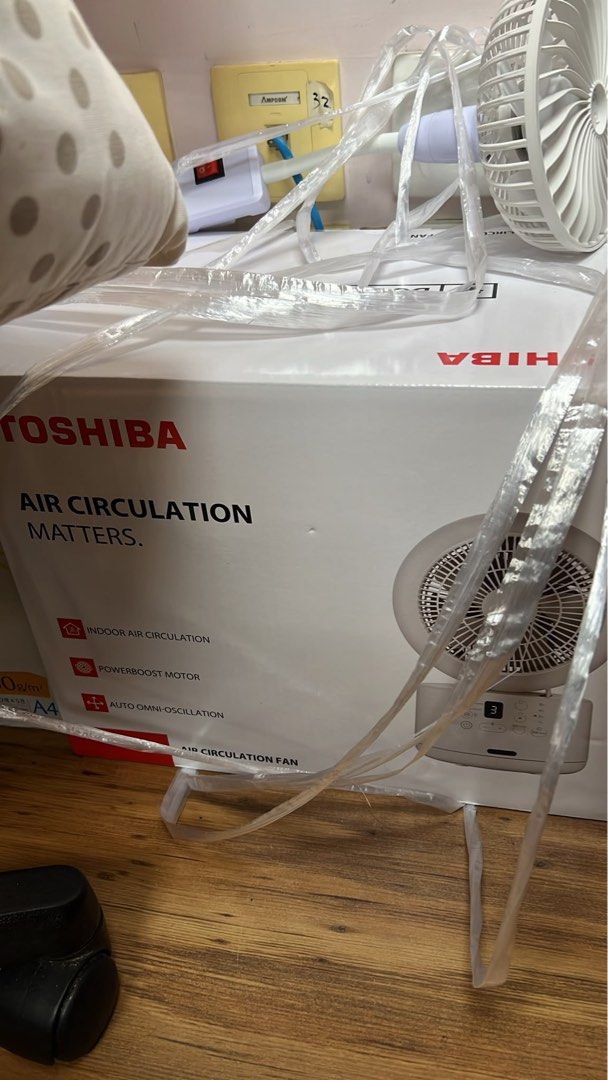 Toshiba White Electric Desk Fan 東芝6吋檯扇 （分類：冷氣機及暖風機）位於 Hong Kong。 由 mofusandddd 提交（商品編號 1453695047，圖片 3）。簡介： White Toshiba desk fan. Has a digital display showing speed setting '3'. Multiple speed and timer settings available. Compact design, good for any desk or tabletop. Works well.。