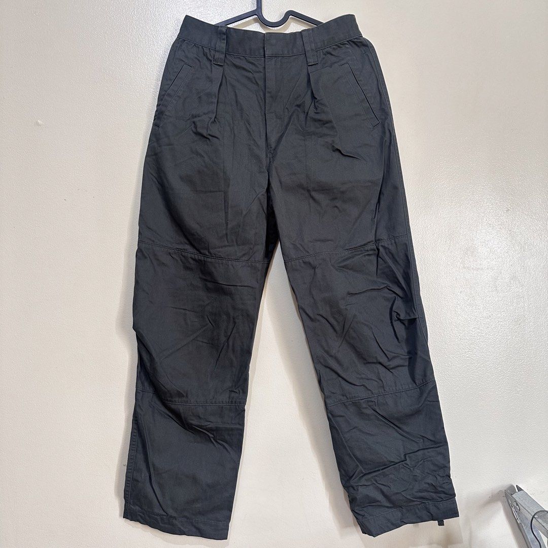 Uniqlo Grey Cargo Pants (Category: Other Bottoms) located in Manila. Submitted by preamorph (Listing ID 1454085007, Image 1). Description: Worn twice Waist 61cm, Hip 88cm.