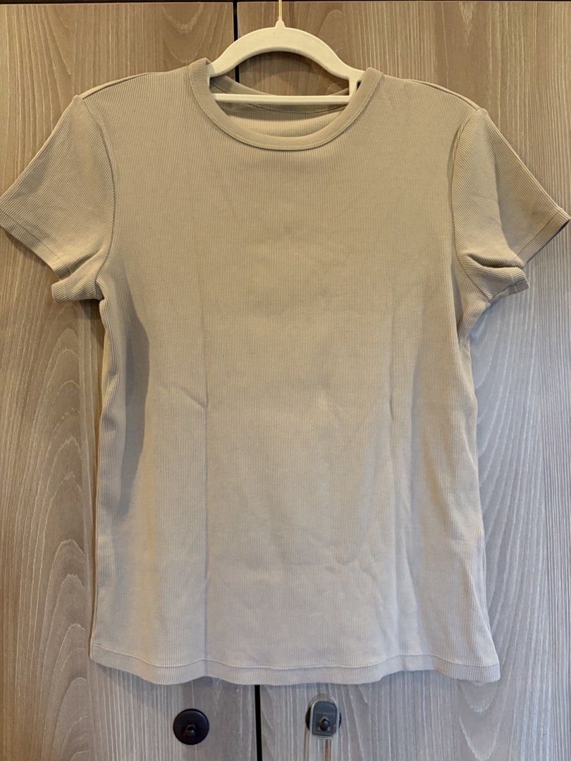 Uniqlo Shirt (Category: Shirts) located in Quezon City. Submitted by j_vent (Listing ID 1454062007, Image 1). Description: .